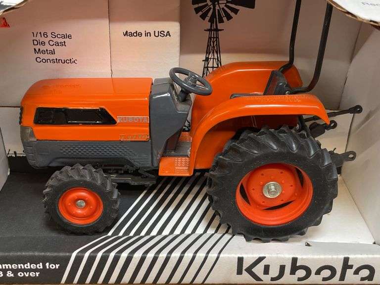 (2) 1/16 Kubota L3130 + White Disk NIB SM