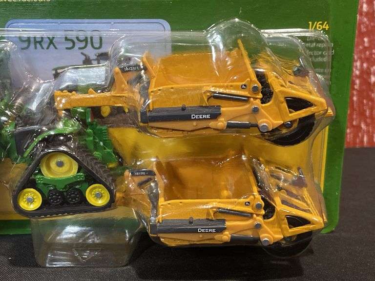 1/64 John Deere 9RX 590 + Scrapers Set NIB Ertl