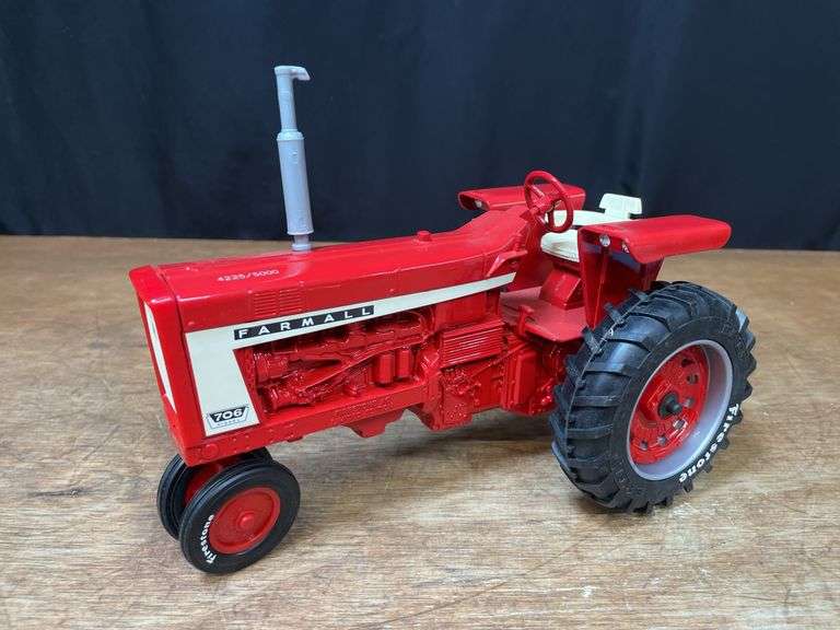 1/16 Farmall 706 Firestone NIB Ertl