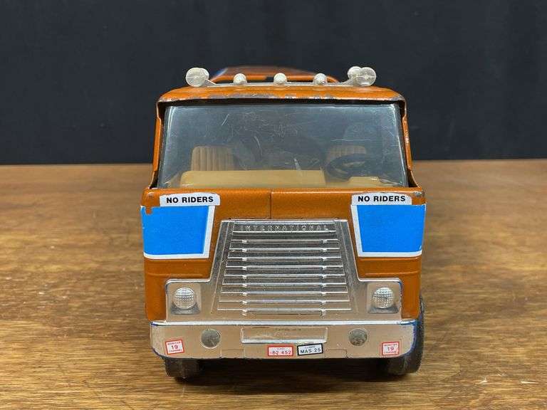 (2) IH Transtar Horse Trailer Semis Ertl