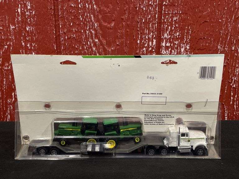 1/64 John Deere Semi w/Tractors NIB Ertl