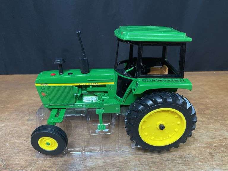 1/16 John Deere 4230 2004 Wisconsin NIB Ertl