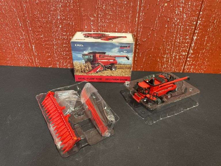 1/64 Case-IH 9230 Combine 2012 Farm Show NIB Ertl image