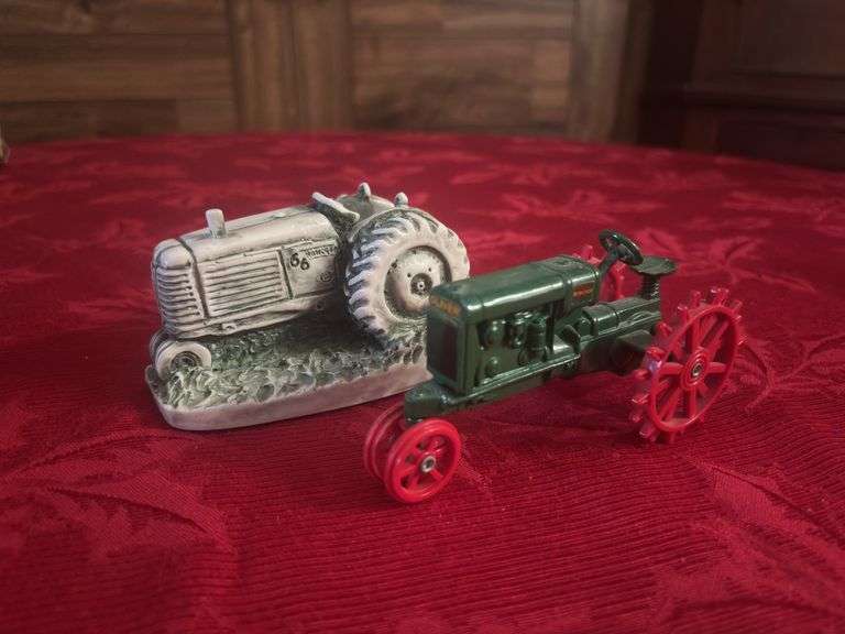 (2) 1/32 Oliver 80 and Oliver 66 Figurine image