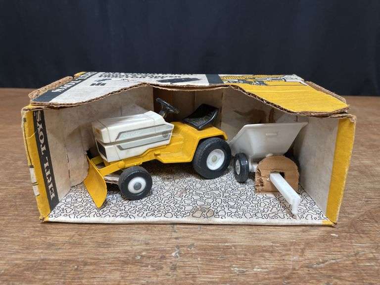 1/16 IH Cub Cadet 1650 L&G Set NIB Ertl