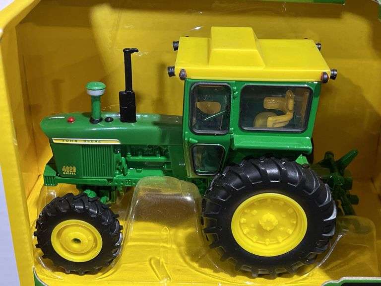 (2) 1/32 John Deere 4020 NIB Ertl