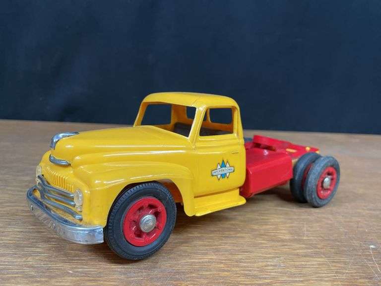 (2) IH Pickup + Semi Tractor Product Miniature