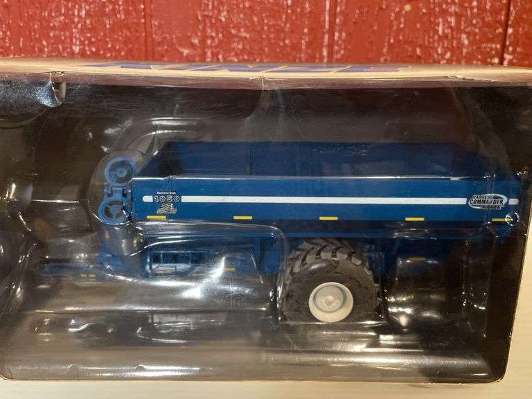 1/32 Kinze 1050 Grain Cart NIB SC
