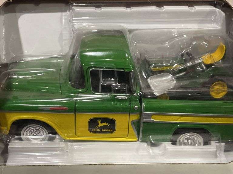 1/25 John Deere 1957 Chevy Truck NIB SC