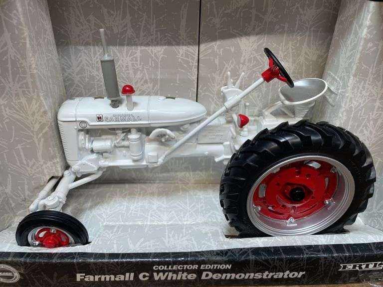 1/16 Farmall C Demonstrator NIB Ertl