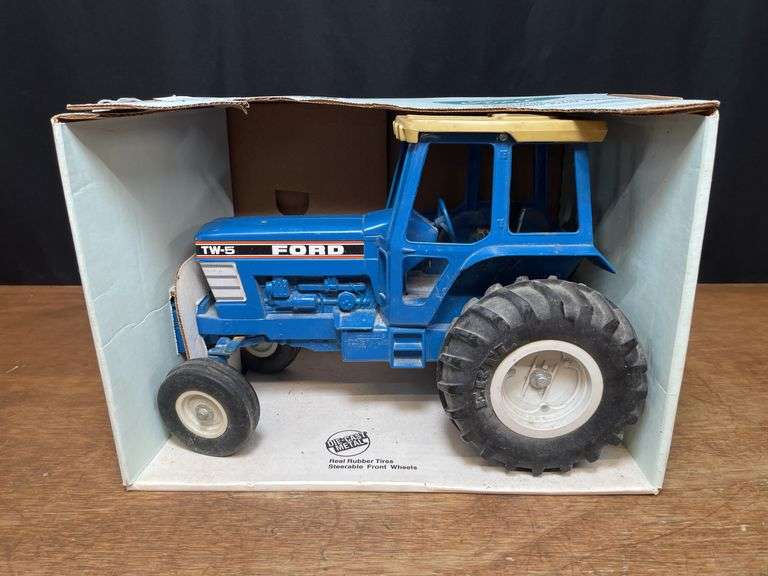 1/12 Ford TW-5 NIB Ertl