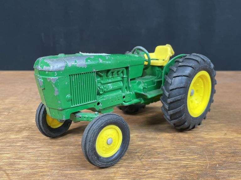 (2) 1/16 John Deere 820 + 2030 Ertl