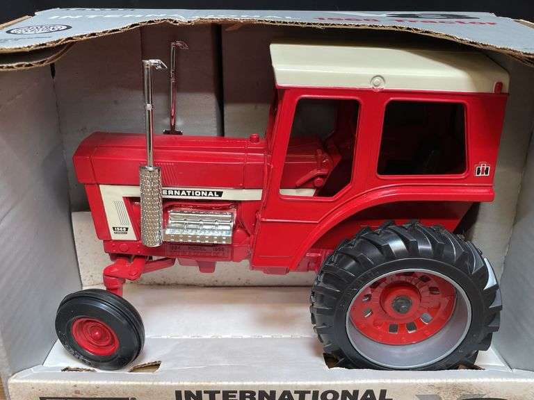 1/16 IH 1568 NIB Ertl
