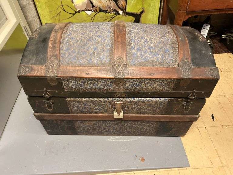 Wooden Trunk image