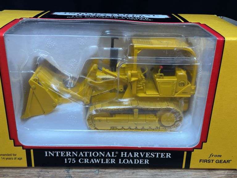 1/50 IH 175 Crawler Loader NIB 1st Gear