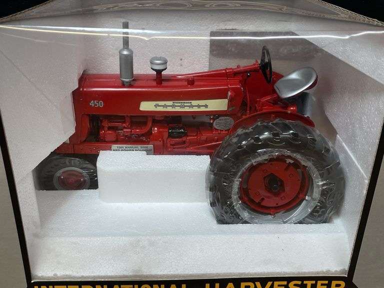 1/16 Farmall 450 2002 Red Power Roundup NIB SC