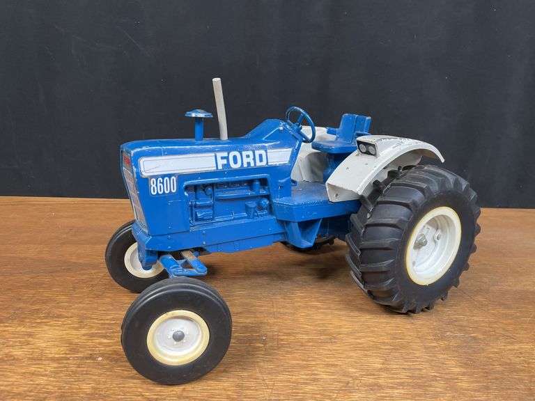 (2) 1/12 Ford 8600 + Wagon Ertl
