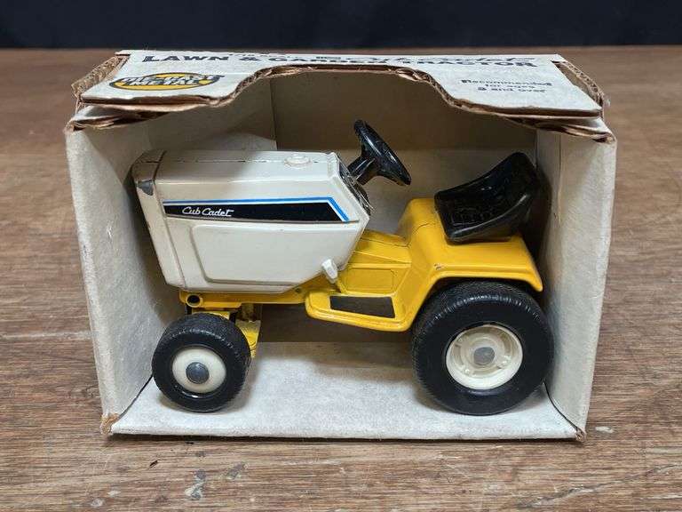 1/16 IH Cub Cadet L&G NIB Ertl