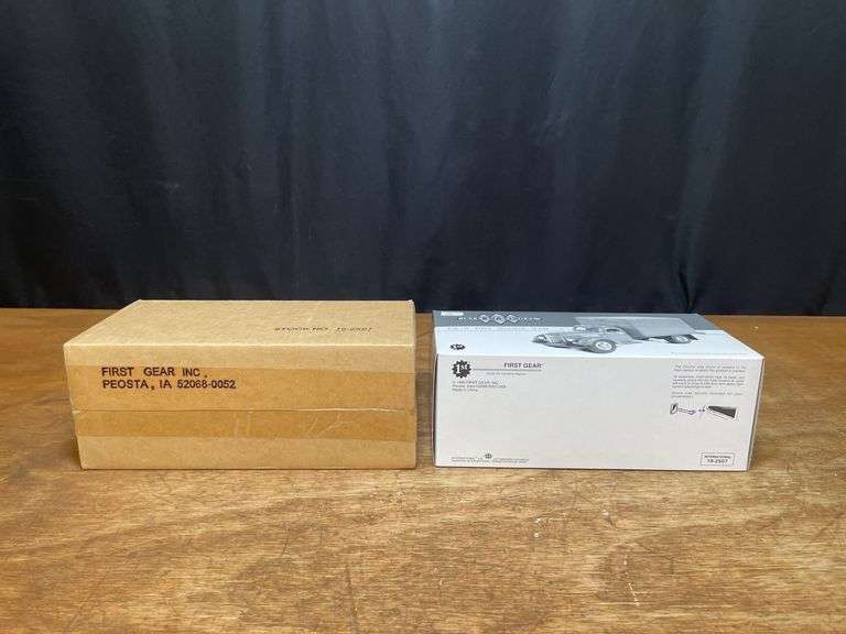 1/34 IH KB-8 Box Truck NIB 1st Gear