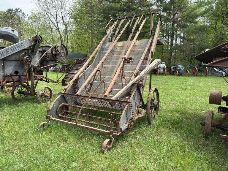 New Idea Hay Loader image