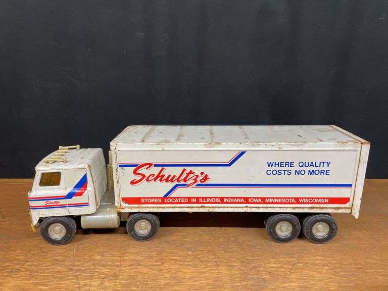 IH Semis + Trucks Lot Ertl