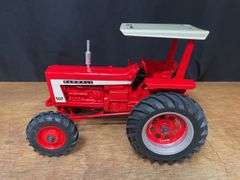 1/16 Farmall 806 2006 Red Power Round Up NIB SM