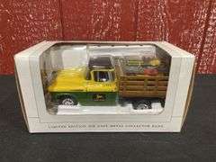 1/25 John Deere 1957 Chevy Truck Bank NIB SC