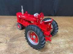 1/16 Farmall Super M-TA 2004 Red Power Round Up NIB SM