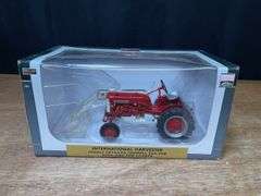 1/16 Farmall 560 Cub w/Loader NIB SC