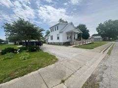 826 W England Taylorville, IL
