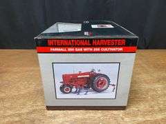 1/16 Farmall 350 w/Cultivator NIB SC