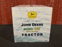 1/16 John Deere 830 2004 2 Cylinder Special Award NIB Ertl