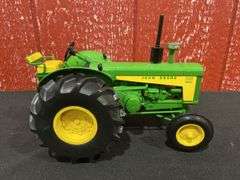 1/16 John Deere 830 2004 2 Cylinder Special Award NIB Ertl