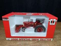 1/16 Farmall 350 w/Loader 2006 Pork Expo NIB SC