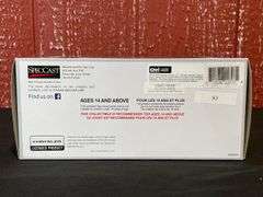 1/24 IH Farmall 1941 Plymouth Truck NIB SC