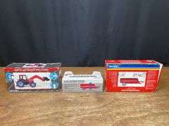(4) 1/32 Case-IH Tractors + Spreaders Ertl