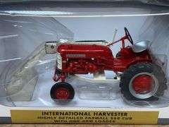 1/16 Farmall 560 Cub w/Loader NIB SC