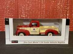 1/24 IH Farmall 1941 Plymouth Truck NIB SC