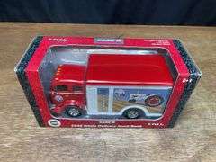 1/25 IH Delivery Truck Bank NIB Ertl