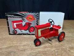 1/8 Farmall 806 Pedal Tractor 1998 NFTM NIB Ertl