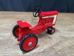 1/8 Farmall 806 Pedal Tractor 1998 NFTM NIB Ertl