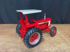 1/16 Farmall 806 2006 Red Power Round Up NIB SM