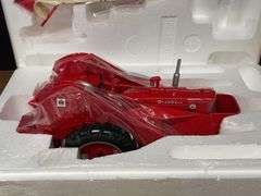 1/16 Farmall Super M w/Picker 2007 NFTM NIB Ertl