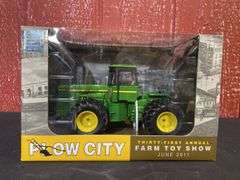 1/32 John Deere 8850 Plow City NIB Ertl