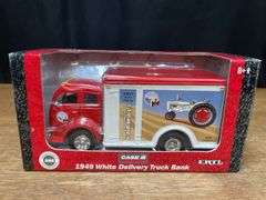 1/25 IH Delivery Truck Bank NIB Ertl