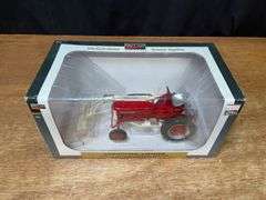 1/16 Farmall 560 Cub w/Loader NIB SC