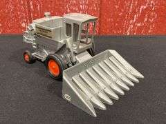 1/32 AC Gleaner Combine Ertl