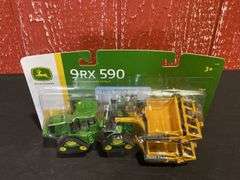 1/64 John Deere 9RX 590 + Scrapers Set NIB Ertl