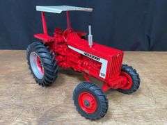 1/16 Farmall 806 2006 Red Power Round Up NIB SM