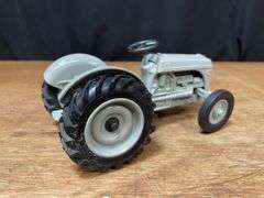 1/16 Ford 9N 1995 NFTM NIB Ertl